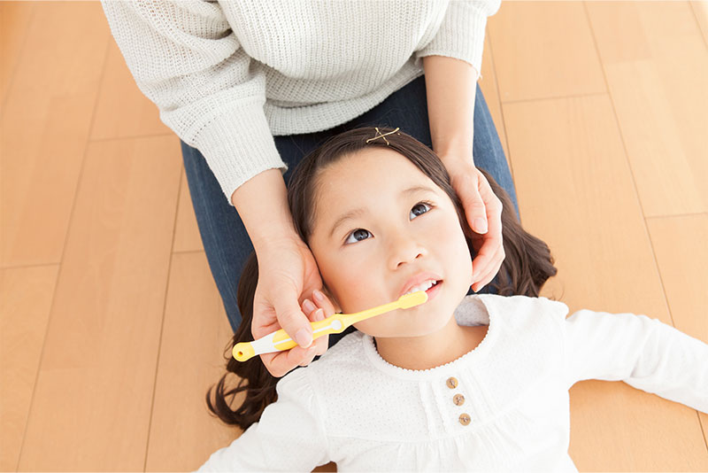 優しく丁寧な仕上げ磨き