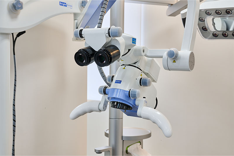 マイクロスコープで肉眼では見えない部分まで確認