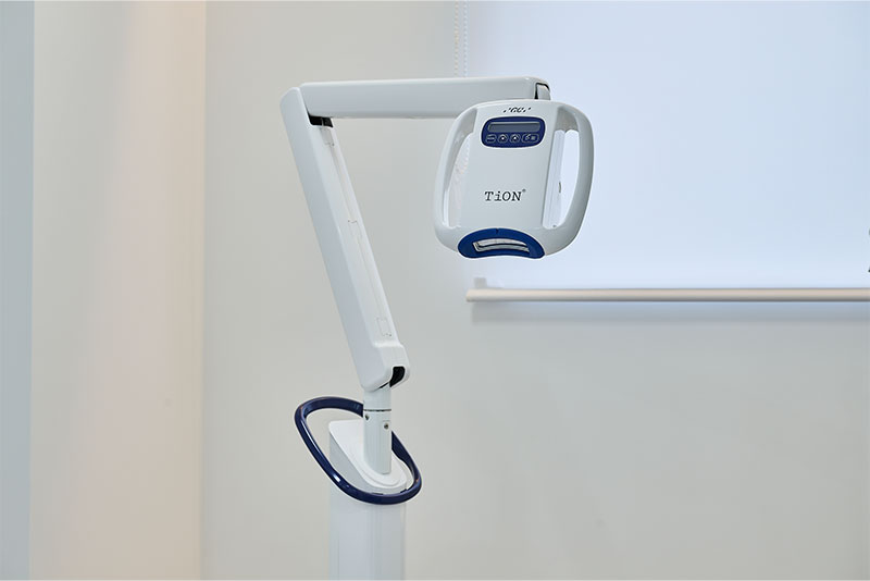 先進のホワイトニング用光照射器「ティオン ライト」を導入